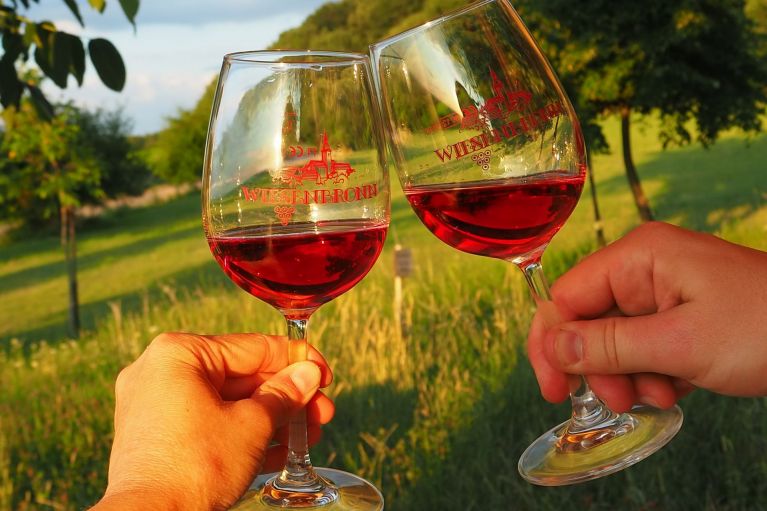 Auf Ihr Wohl, mit einem Glas Wiesenbronner Wein! Auf Ihr Wohl, mit einem Glas Wiesenbronner Wein!